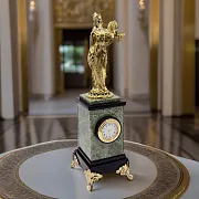 Часы с Фемидой из жадеита и долерита, 280 мм — оригинальный подарок — фотография 1