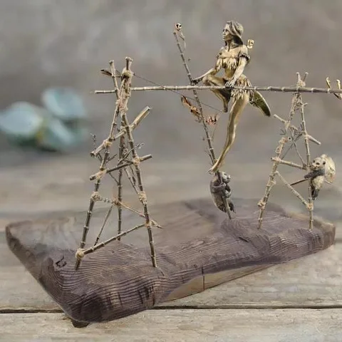 Композиция «Балансирующая девушка с пандой» из бронзы — оригинальный подарок
