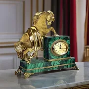 Часы «Конь с попоной» из малахита — необычный подарок — фотография 1