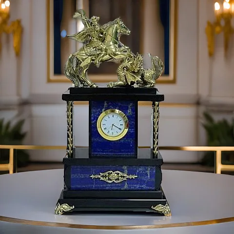На память: Сувенирные настольные часы «Георгий Победоносец» из лазурита