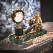 Настольные часы «Моряк» из бронзы и змеевика — красивый подарок — фотография 1