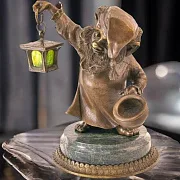 Скульптура «Гном с фонарём» из бронзы и стекла — красивый подарок — фотография 1
