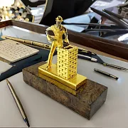 Подставка под ручку "Строитель". Позолоченная — необычный подарок — фотография 1