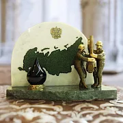 На память: Бронзовый сувенир «Российская добыча нефти» на камне — фотография 1
