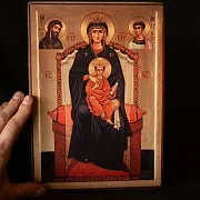 Подарочная икона "Богоматерь на престоле" — фотография 1