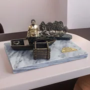 Бронзовый сувенир «Первый нефтяной промысел» с мраморным основанием — оригинальный подарок — фотография 1