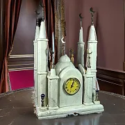 Часы «Мечеть» из мрамора в кожаном чемодане в подарок — фотография 1