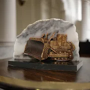 Подарочный бронзовый сувенир «Карьерный бульдозер» — фотография 1
