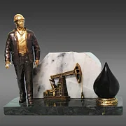 На память: Бронзовый сувенир «Работник нефтяной промышленности 3» — фотография 2
